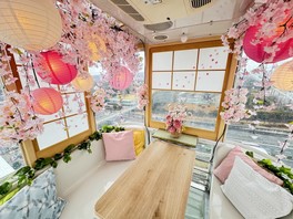 桜の造花やちょうちんで装飾された観覧車