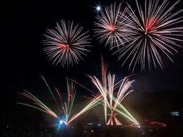 2日間で5000発もの花火が湖の上から打ち上がる
