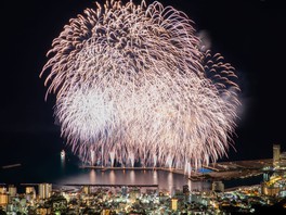 間断なく打ち上げられる5000発の花火が海上に映え、夜空を明るく染める