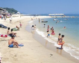 多くの人でにぎわう白浜のビーチ