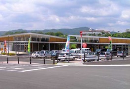 2つの同じ形の建物が、広い駐車場を囲うように建っている
