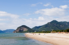 季節や時間によりさまざまな表情を見せる遠浅の海岸