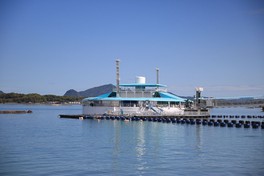 海に浮かぶ円形ドーナツ型の水族館
