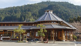 内子町産の木材をふんだんに使用した建物が特徴