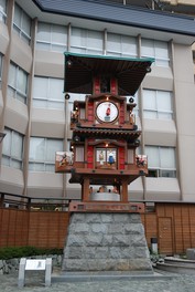 午前8時から 午後10時まで、1時間ごとに軽快な音楽に乗せて坊っちゃんカラクリ時計が動き出す
