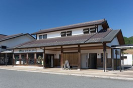 樹齢1000年とも言われる醍醐桜の近くにある
