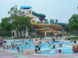 夏限定で屋外プールも利用できる
