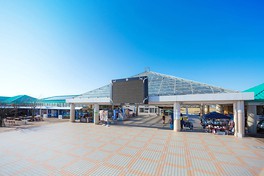 県道101号潮来佐原線にある綺麗な三角屋根が目印だ