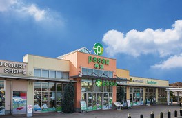 幅広いメニューを提供するフードコートも揃う