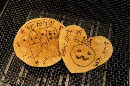 体験コーナーで1番人気の超特大絵描きせんべい焼き
