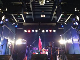 コンパクトなだけに一体感のライブを楽しめる