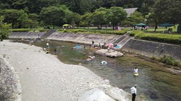 きれいなせせらぎで川遊び