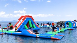 巨大な水上アスレチック遊具で楽しめる