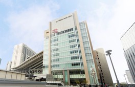 駅からの通路には屋根がある