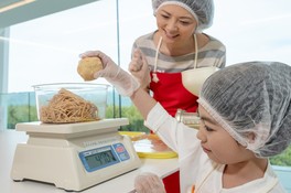 工場見学の後にみそ作り体験に挑戦
