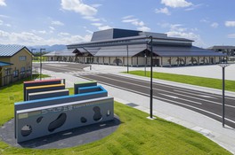 広々とした敷地に建つラポルテ五泉