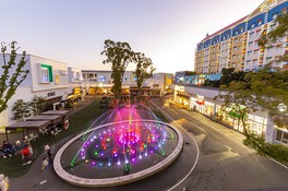 セントラルパークには噴水や子供が走り回れる芝生が整備されている